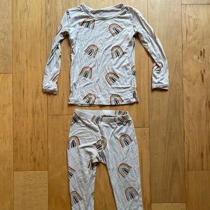 KYTE 2T neutral rainbow print pajamas